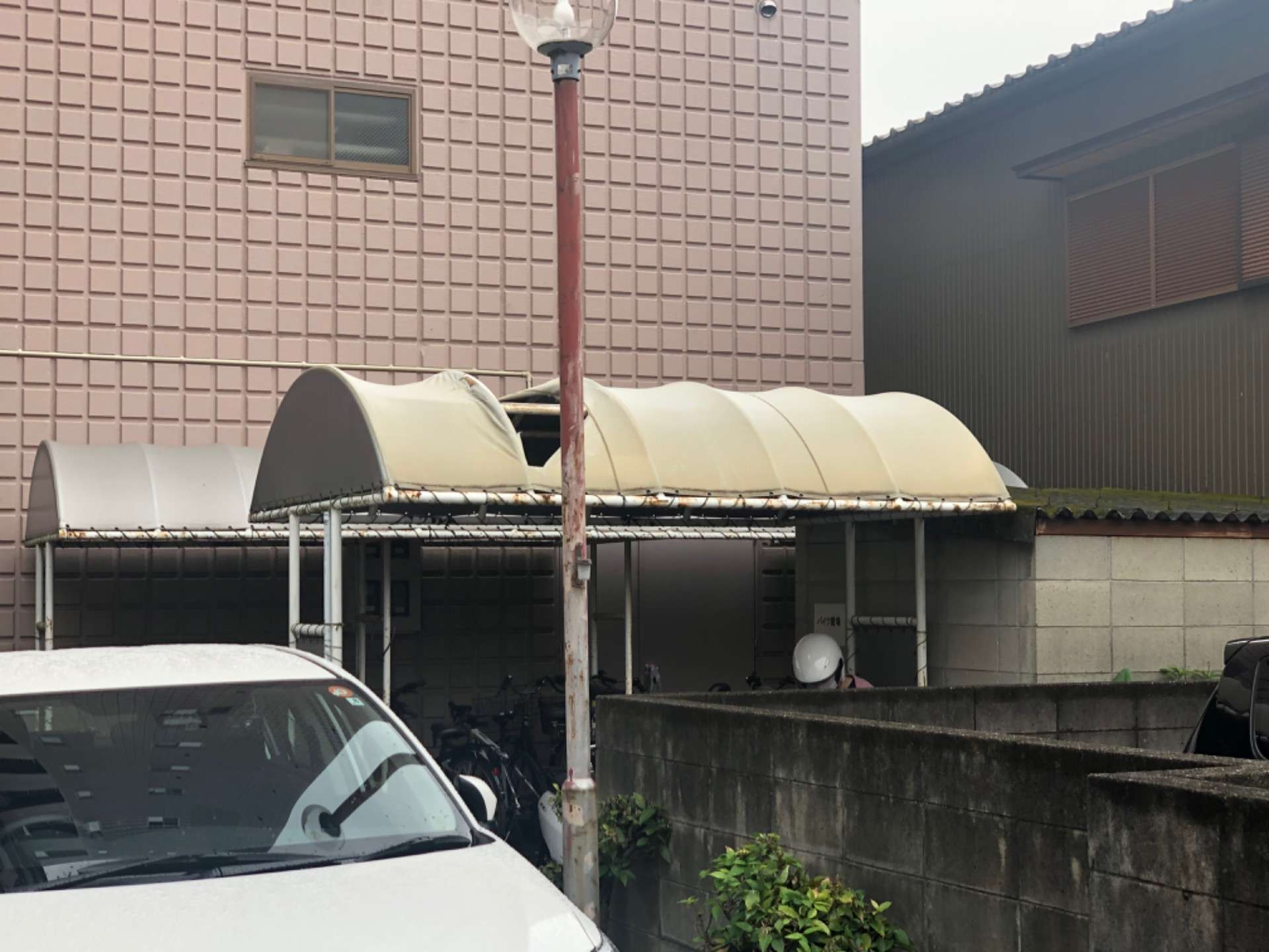 徳島でのリフォームで駐輪場のテント屋根補修