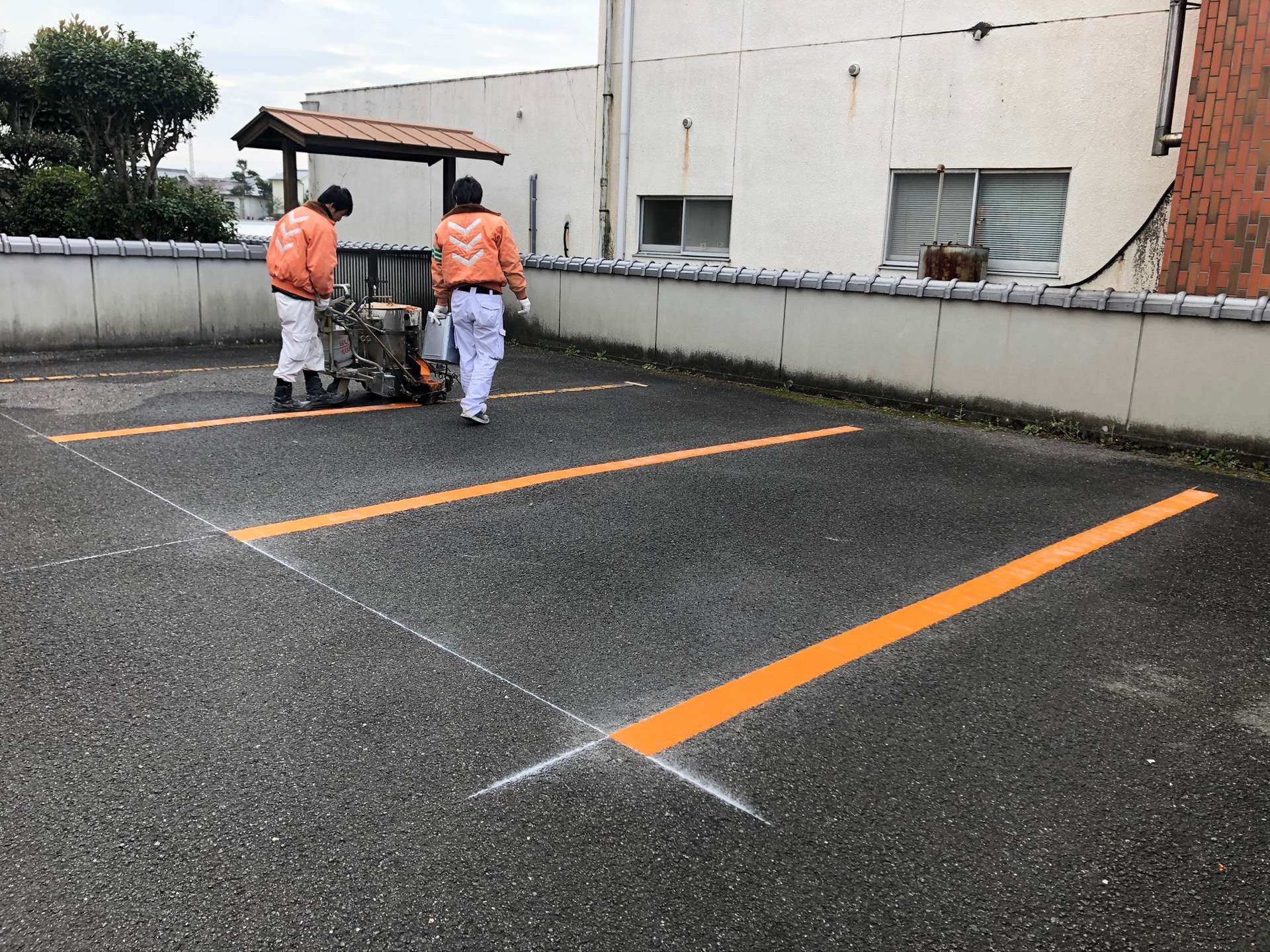 徳島の某駐車場で区画線、ライン引き工事です