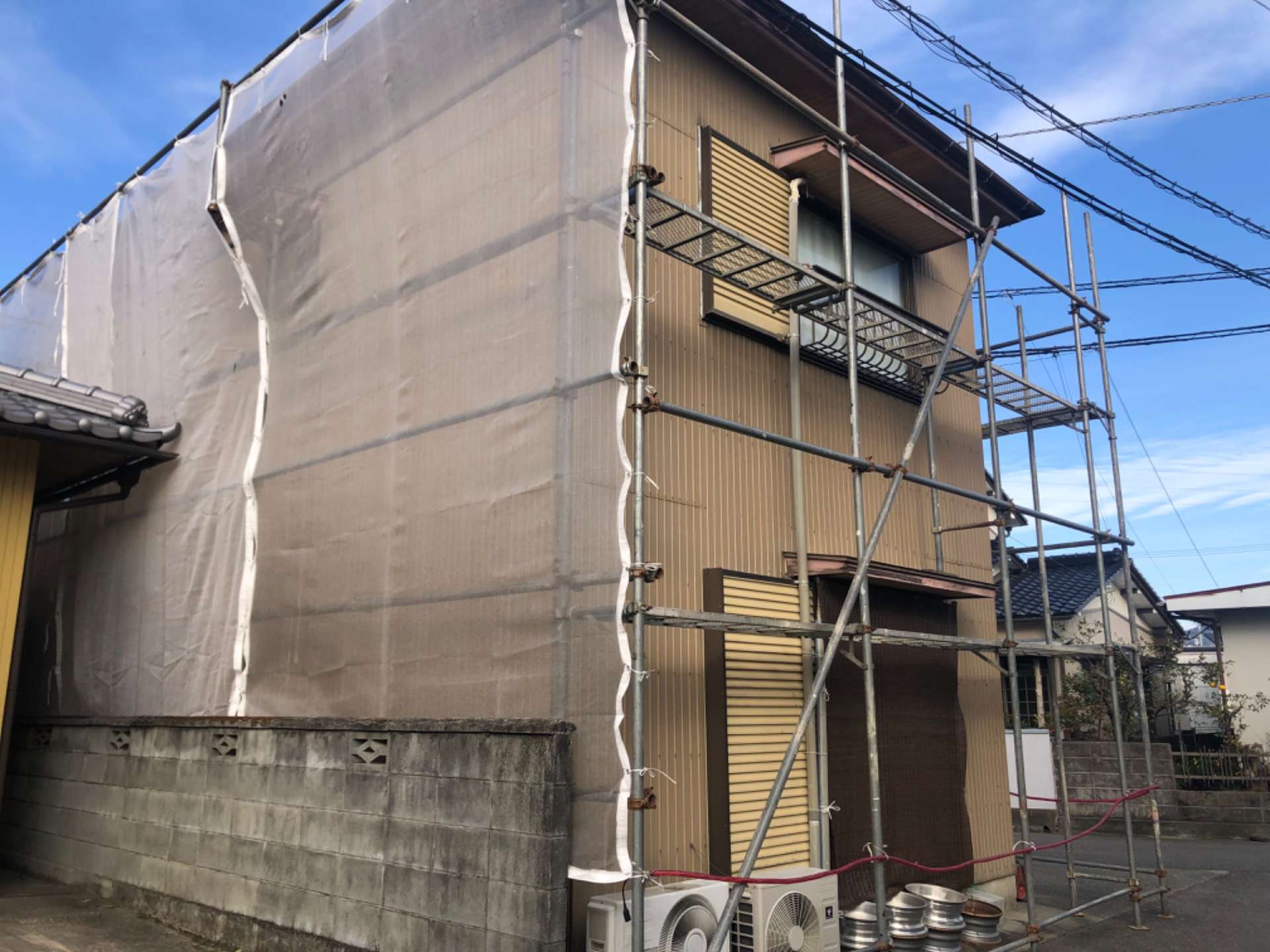 徳島で雨樋の交換工事、防水工事の足場組み立て